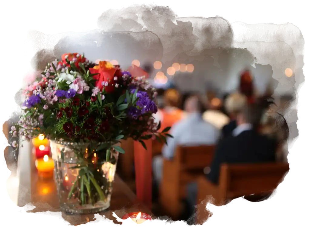 Traditionelle Beerdigung in einer Kirche mit Blumen.