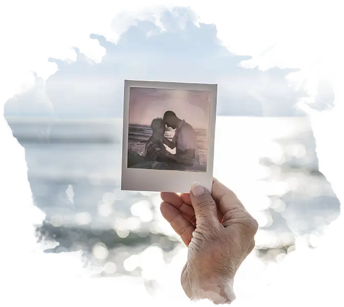 Erinnerung an einen verlorenen geliebten Menschen auf einem Foto am Meer.