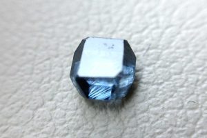 Diamante commemorativo Algordanza da 2 carati non tagliato di colore blu medio