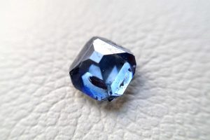 Diamante della Memoria liscio non tagliato Algordanza di colore blu medio