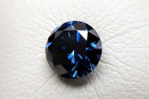 Dunkelblauer Erinnerungsdiamant aus Haaren, Nahaufnahme im Brillantschliff