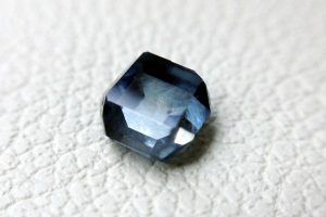 Diamante commemorativo liscio non tagliato Algordanza di colore blu medio