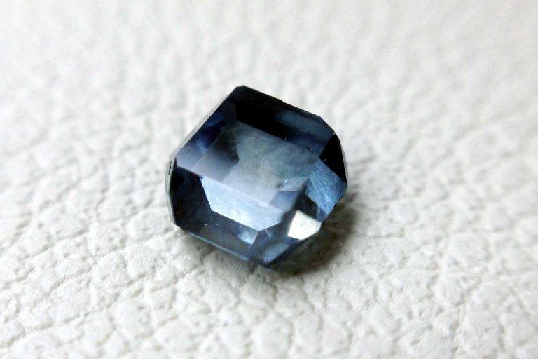 Glatt polierter ungeschliffener mittelblauer Algordanza-Diamant