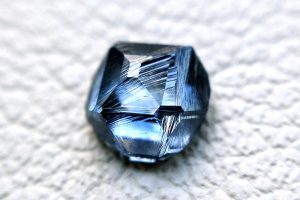 Diamante della Memoria grezzo Algordanza di colore blu medio