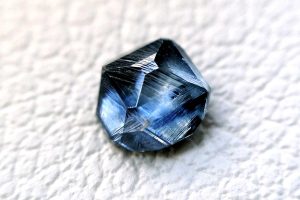 Diamante della Memoria grezzo Algordanza di colore blu medio