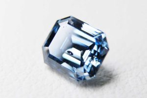 Mittelblauer Diamant im Smaragdschliff aus Asche