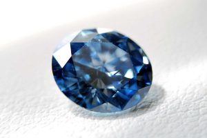 Mittelblauer Diamant im Ovalschliff aus Haar