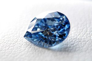 Mittlerer blauer Asche-Diamant-Tropfenschliff, Nahaufnahme